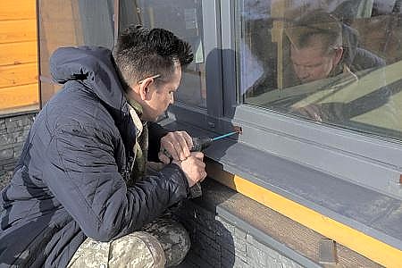 Сверление рамы под крепления москитной сетки