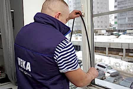 Ремонт окна, монтаж уплотнительной резины
